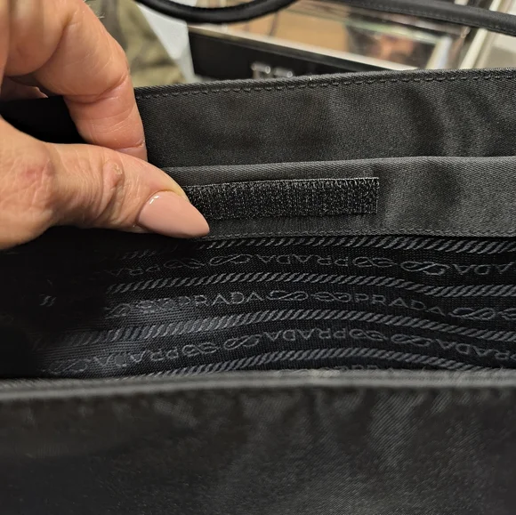 Authentic Prada Nylon"New Tote-displayed bag without defects -Vintage 1980's 🖤" - Picture 4 of 8